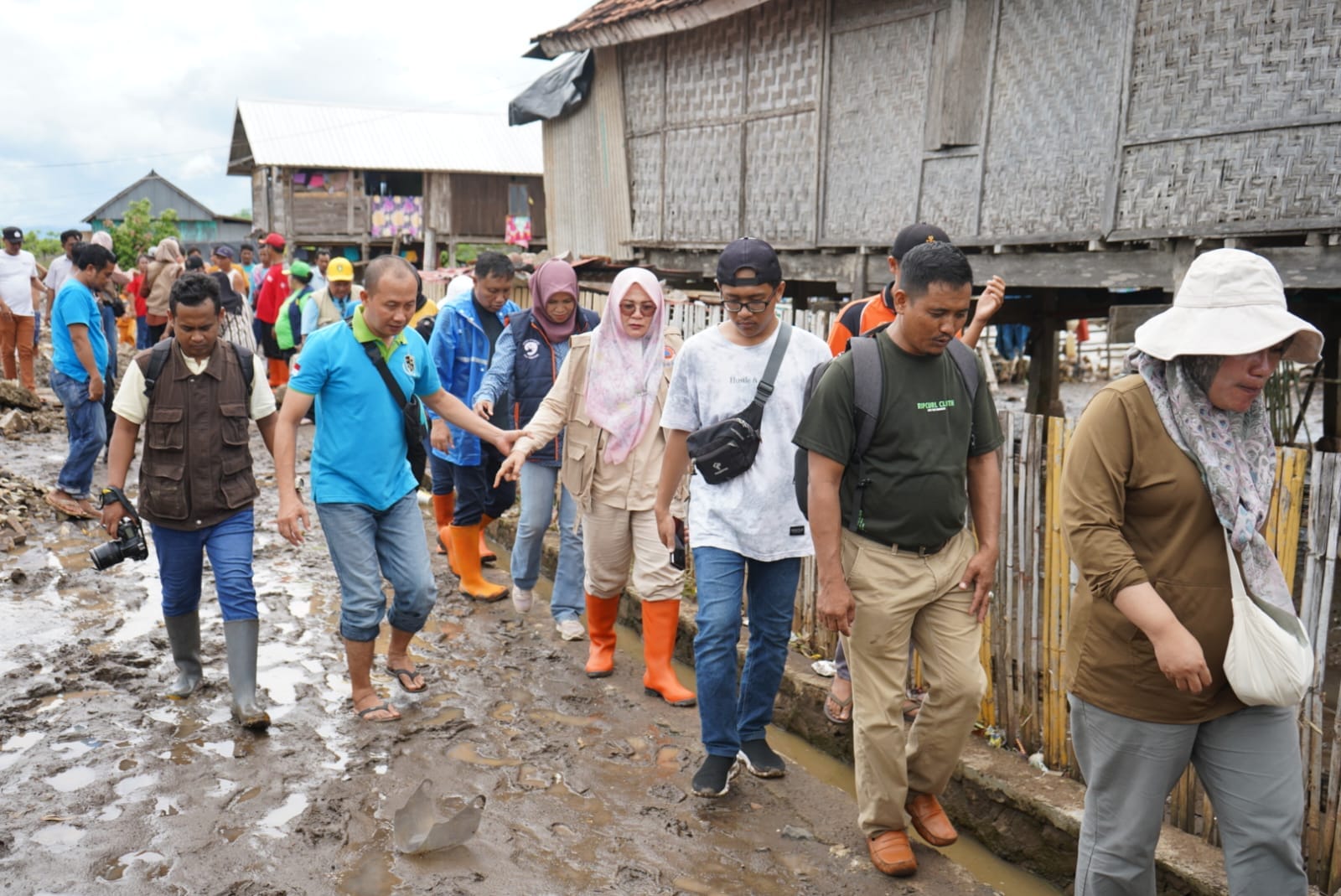 Wakil Bupati Sumbawa memberikan bantuan Sembako kepada Warga yang terdampak Banjir di Kecamatan Empang dan Kecamatan Tarano 