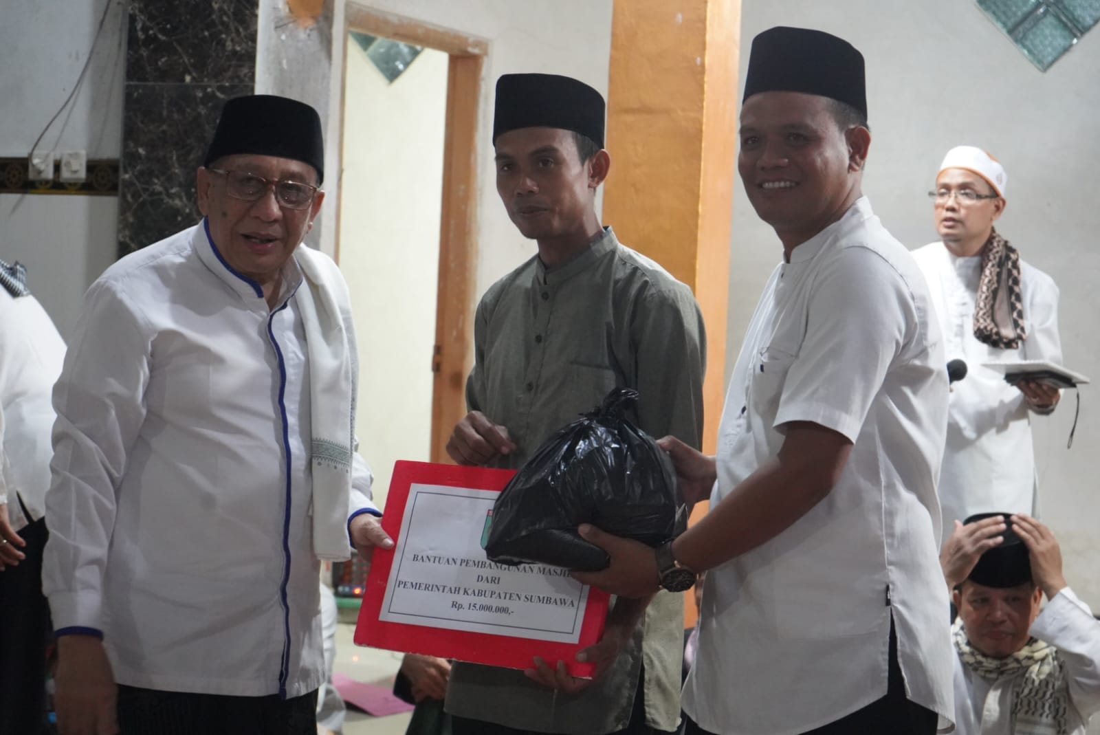 Bupati Sumbawa - Drs.H.Mahmud Abdullah beserta Rombongan melaksanakan Safari Ramadhan Gabungan  di Masjid Nurul Iman Desa Sebeok Kecamatan Orong Telu