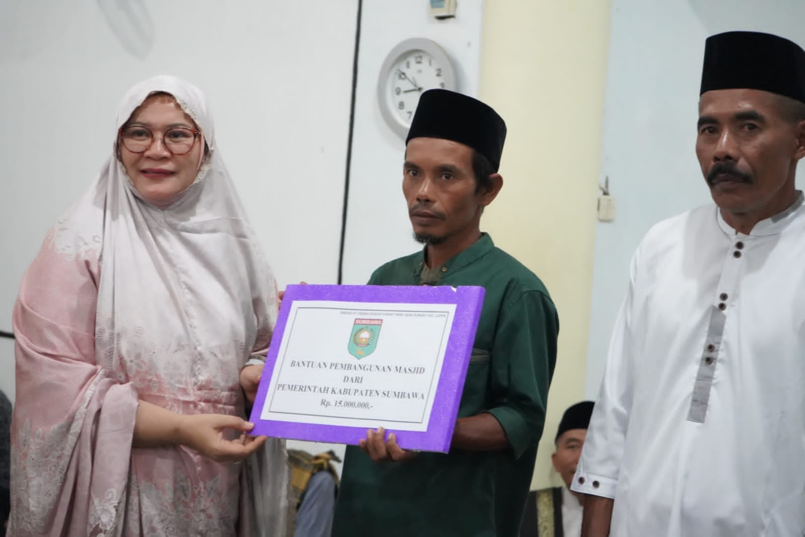 Wakil Bupati Sumbawa -Hj. Dewi Noviany. S.Pd.,M..Pd melaksanakan Safari Ramadhan bersama Rombongan di Masjid Attaqwa Dusun Punkit Beru Desa Pungkit Kecamatan Lopok