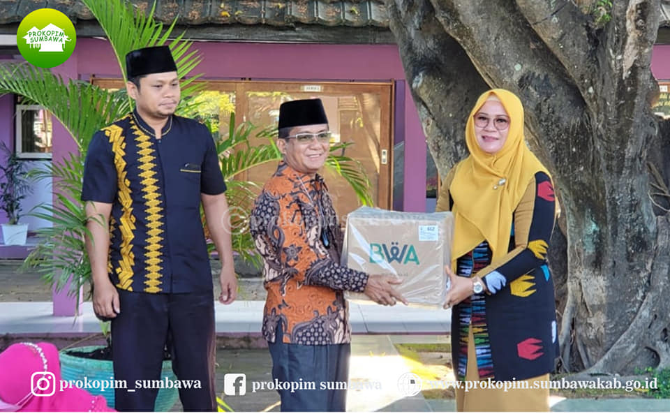Wabup Serahkan Bantuan Al Qur'an dan Masker di Kegiatan Pesantren Ramadhan SMAN 1 Sumbawa
