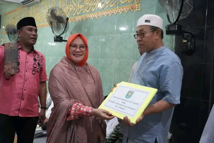 Wakil Bupati  Sumbawa - Hj.Dewi Noviany,S.Pd., M.Pd beserta rombongan melaksanakan safari ramadhan di masjid Darusalam di Desa Lape Dete Kecamatan Lape,