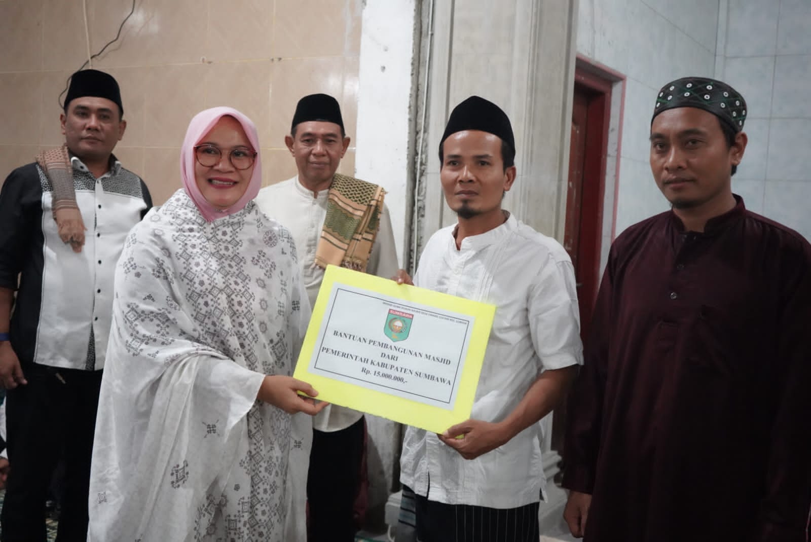 Wakil Bupati  Sumbawa - Hj.Dewi Noviany,S.Pd., M.Pd beserta rombongan melaksanakan safari ramadhan di masjid Qubah di Dusun Kalbir Desa Emang Lestari  Kecamatan Lunyuk