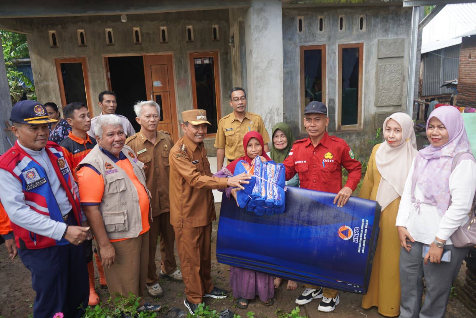 Wabup Sumbawa Kunjungi Korban Banjir Serading