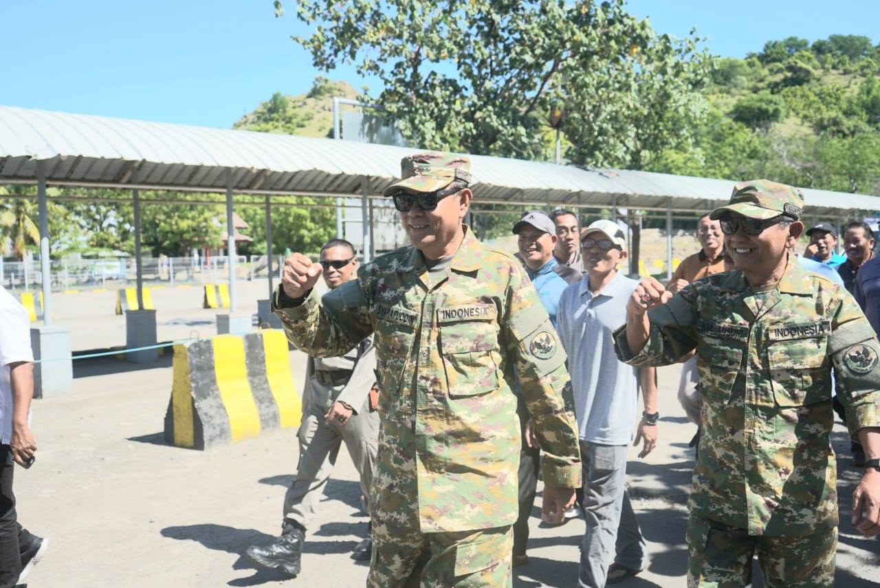 KEDATANGAN BUPATI DAN WAKIL BUPATI SUMBAWA DISAMBUT DI PELABUHAN POTO TANO