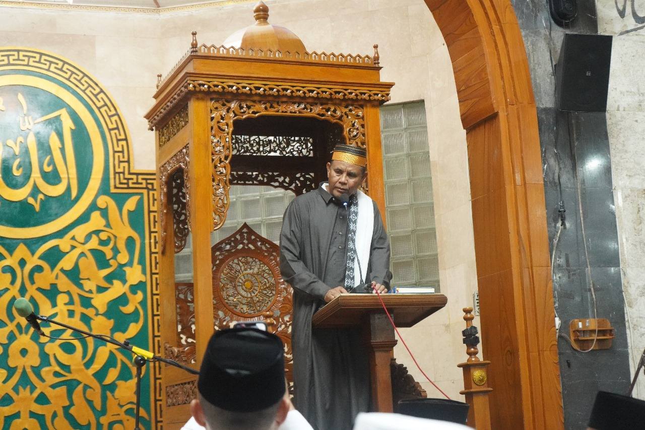 BUPATI SUMBAWA SHOLAT ISYA DAN TARAWIH BERJAMAAH BERSAMA MASYARAKAT DI MASJID AGUNG NURUL HUDA