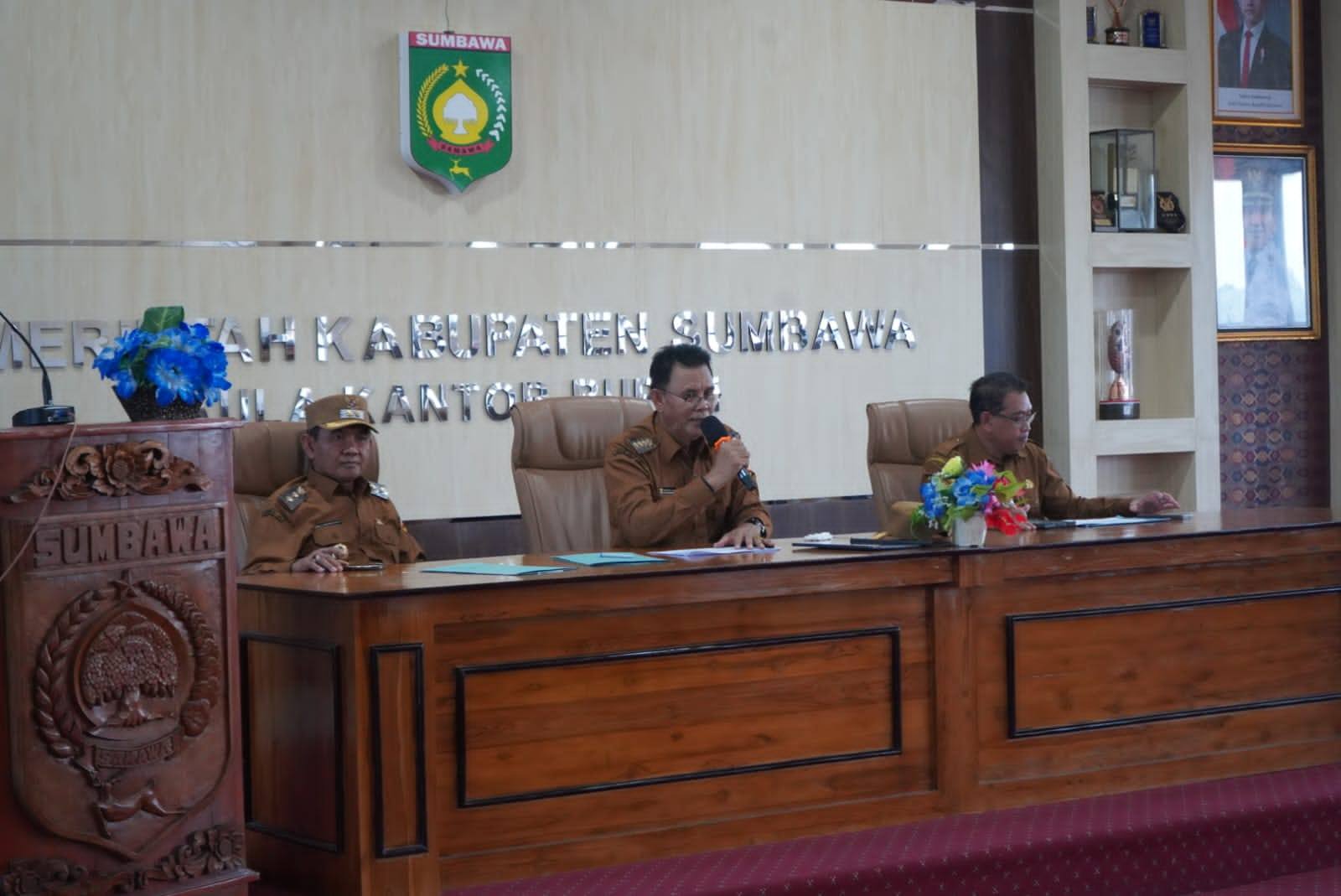 BUPATI SUMBAWA PIMPIN RAPAT PERDANA: TEKANKAN DISIPLIN, LOYALITAS, DAN PERCEPATAN PEMBANGUNAN
