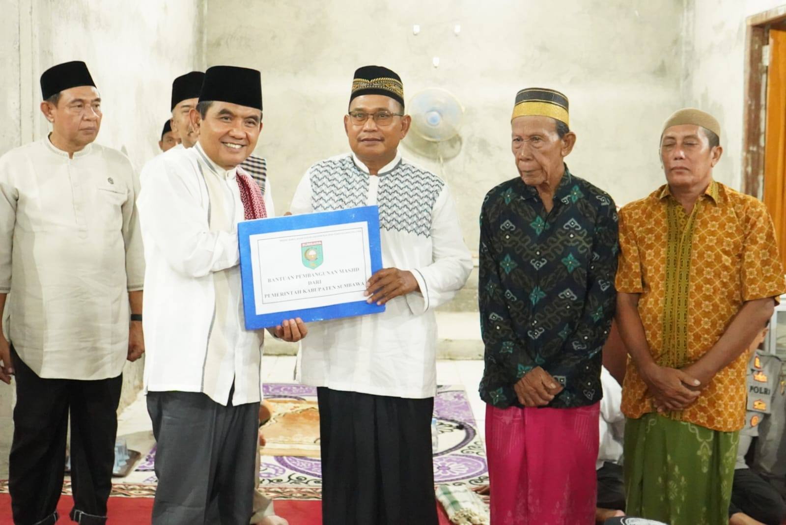 Safari Ramadhan di Dusun Labuhan Bua: Wabup Sumbawa Serahkan Berbagai Bantuan untuk Masyarakat