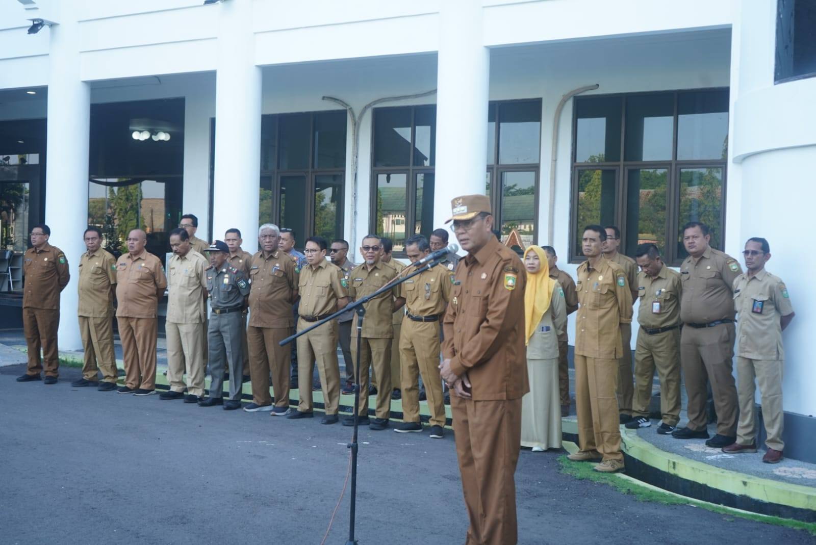 Bupati Sumbawa Pimpin Apel Hari Pertama Kerja Pasca Libur Idul Fitri 1446 H: Ajak ASN Percepat Pembangunan Daerah