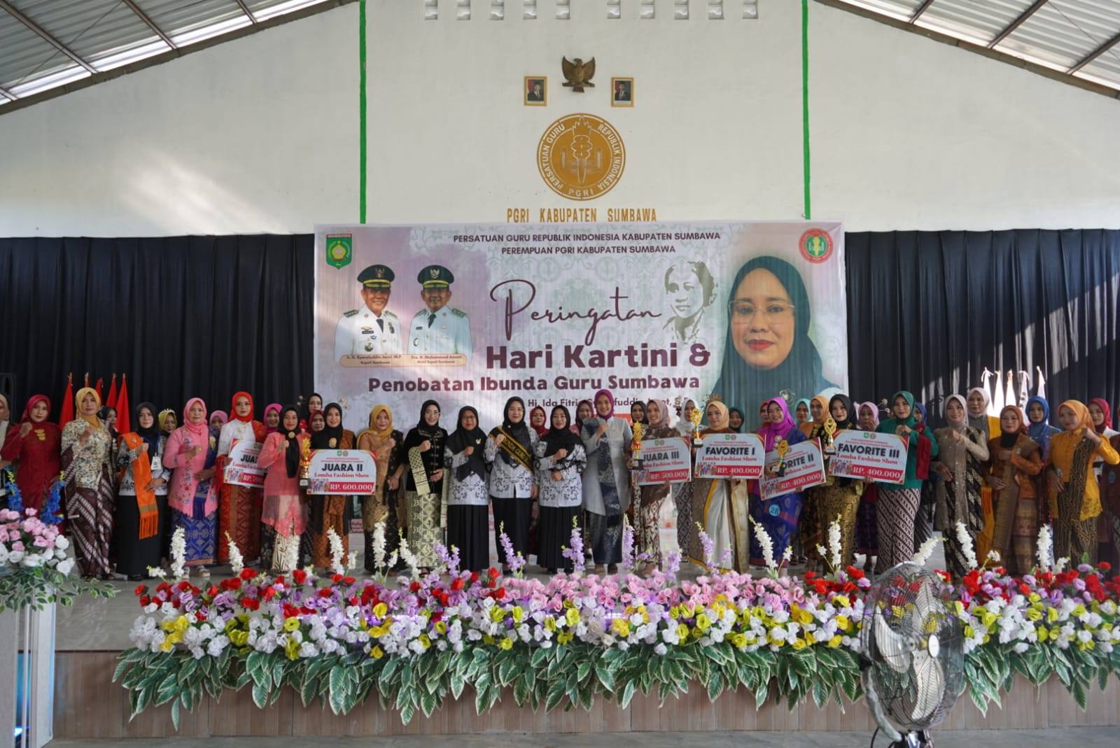 Bupati Sumbawa Hadiri Peringatan Hari Kartini dan Penobatan Ibunda Guru Sumbawa