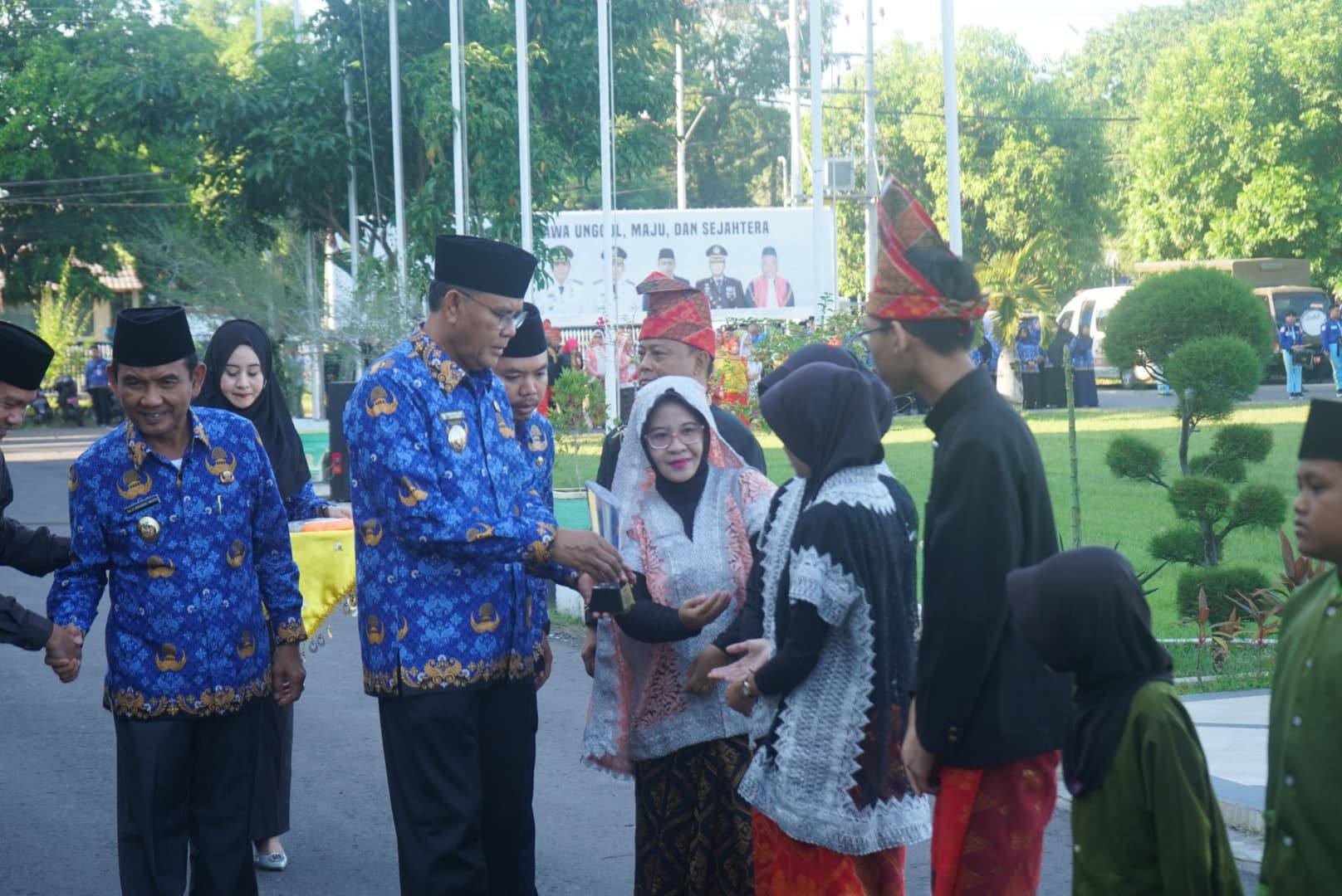 Bupati Sumbawa Pimpin Upacara Peringatan Hari Pendidikan Nasional dan Hari Otonomi Daerah ke-29 Tahun 2025