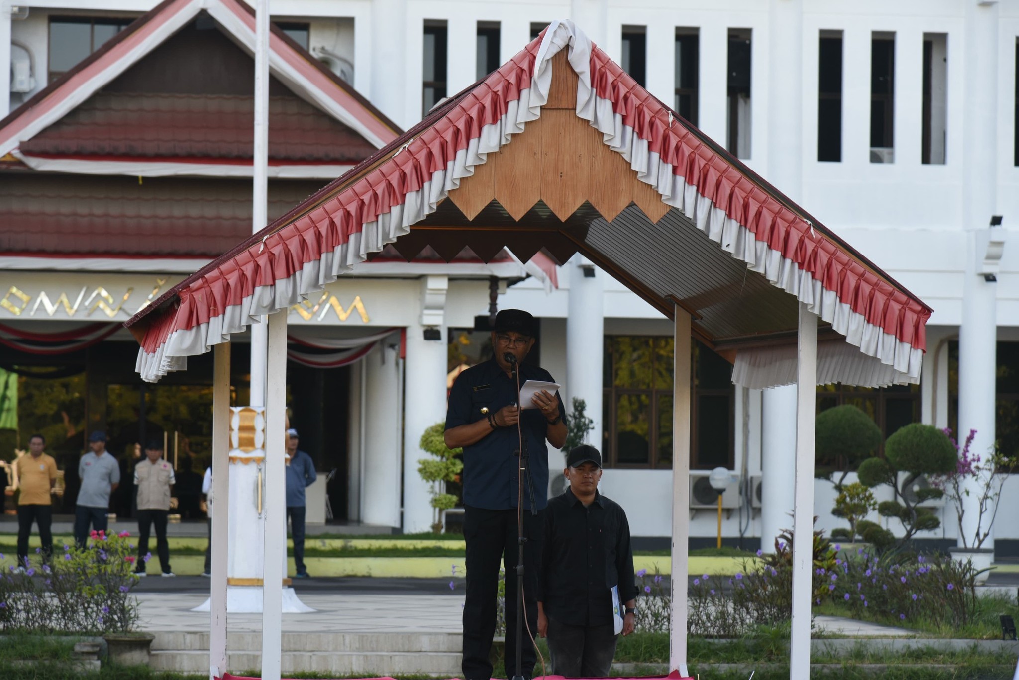 Peringati Hari Lingkungan Hidup Sedunia 2025, Bupati Sumbawa Pimpin Upacara dan Ajak ASN Jadi Teladan Pengelolaan Sampah