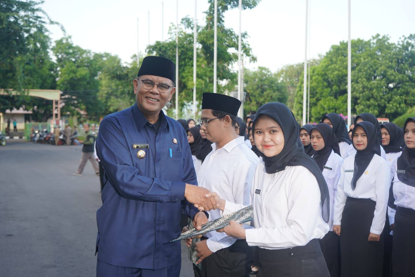 Bupati Sumbawa Serahkan SK kepada 215 CPNS Formasi 2024: Harapkan ASN Muda yang Inovatif dan Berintegritas