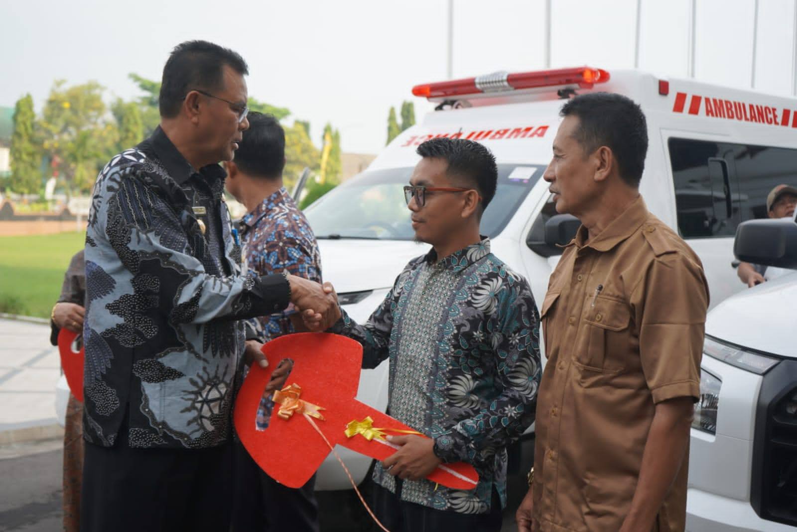 Bupati Sumbawa Serahkan Ambulans Medan Berat untuk Wilayah Terpencil: Komitmen Pemerataan Layanan Kesehatan