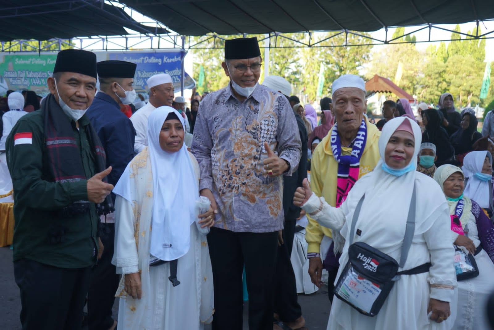 Bupati Sumbawa Sambut Hangat Kepulangan Jamaah Haji Kloter 8: Haru, Doa, dan Harapan