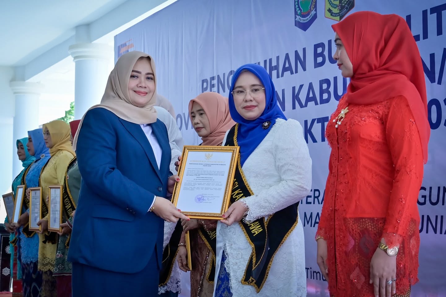 Hj. Ida Fitria Jarot Resmi Dikukuhkan sebagai Bunda Literasi Kabupaten Sumbawa