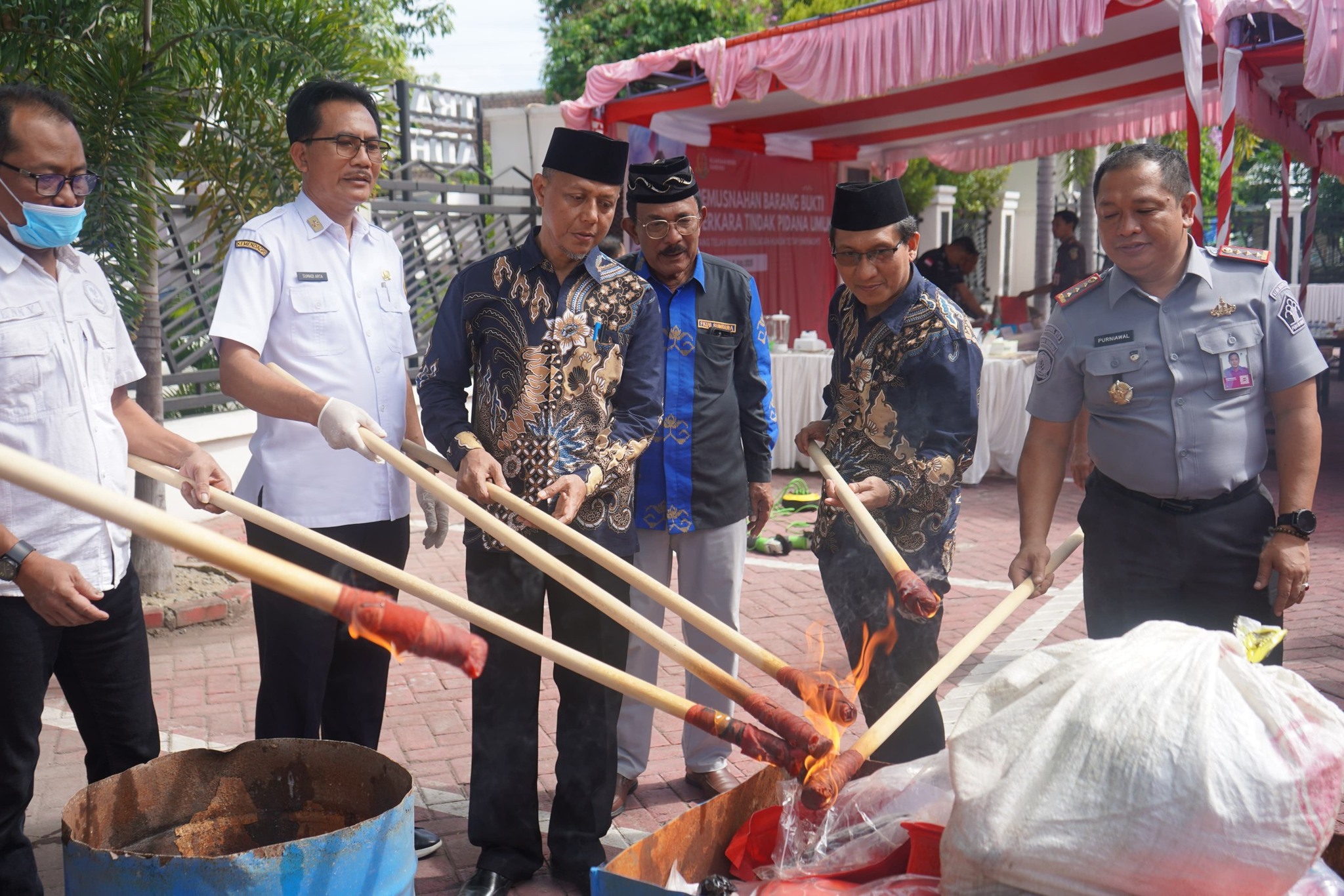 Kejaksaan Negeri Sumbawa Musnahkan Barang Bukti Narkotika dan Kejahatan Lainnya