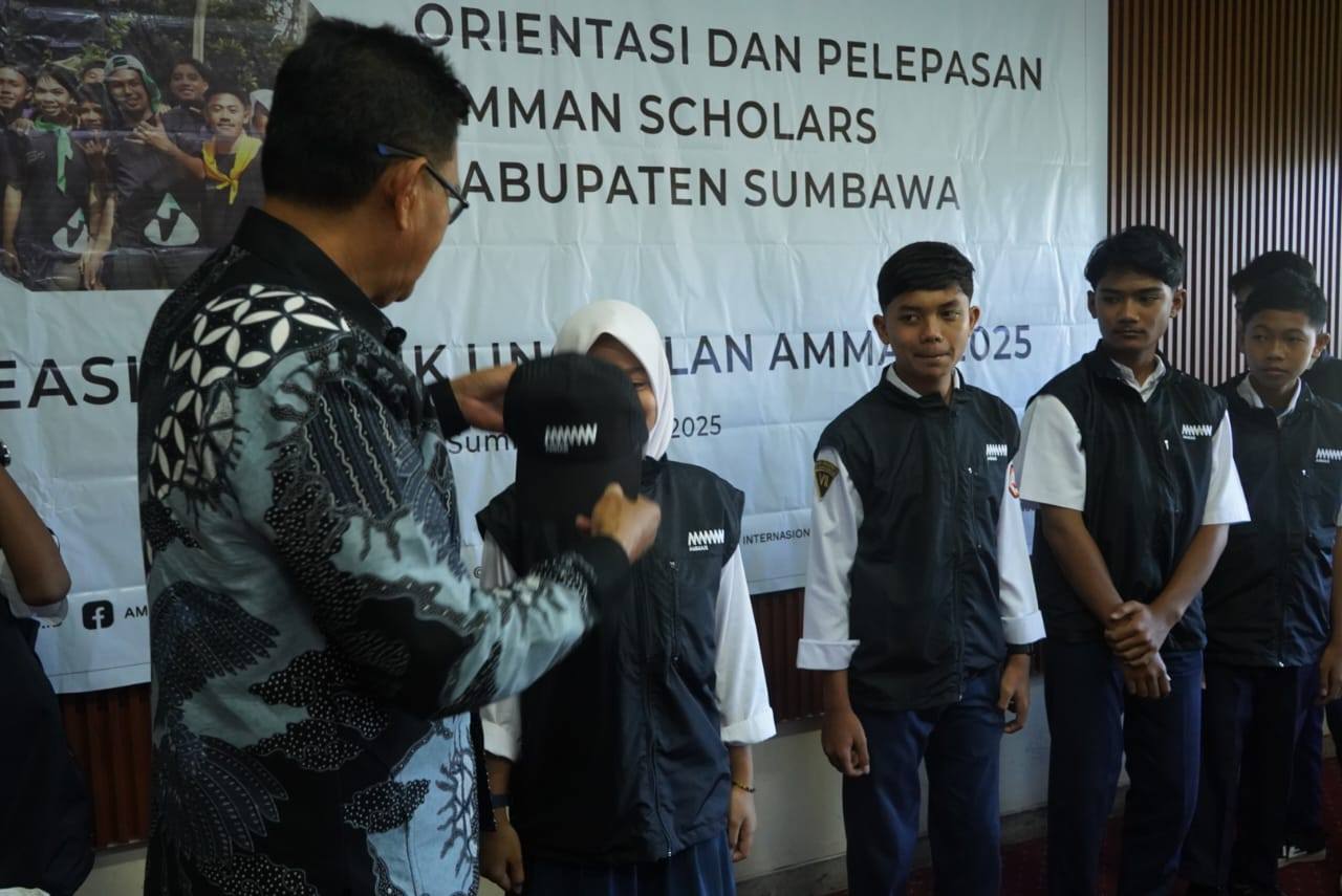 Bupati Sumbawa Lepas Tujuh Siswa Penerima Beasiswa AMMAN ke SMK Unggulan di Jawa