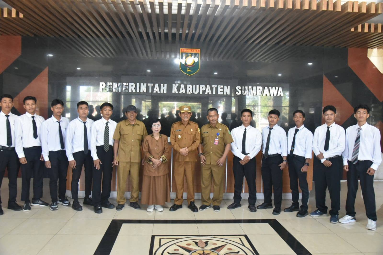 Wakil Bupati Sumbawa Lepas 10 Peserta PLKI Panasonic ke Jakarta: Dorong Generasi Muda Siap Kerja dan Berdaya Saing