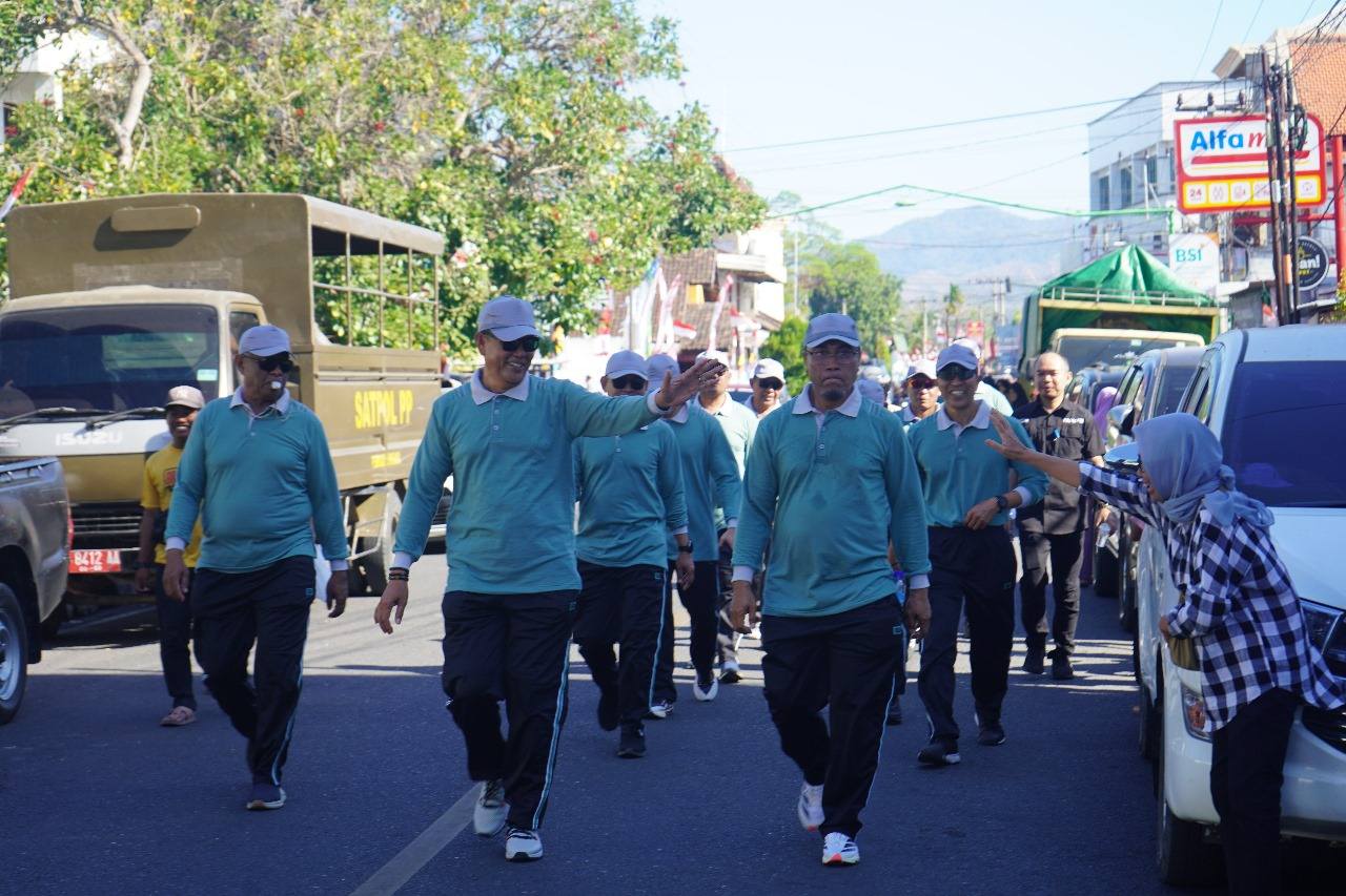 Bupati Sumbawa Lepas Lomba Gerak Jalan Tepat Waktu Tingkat Umum