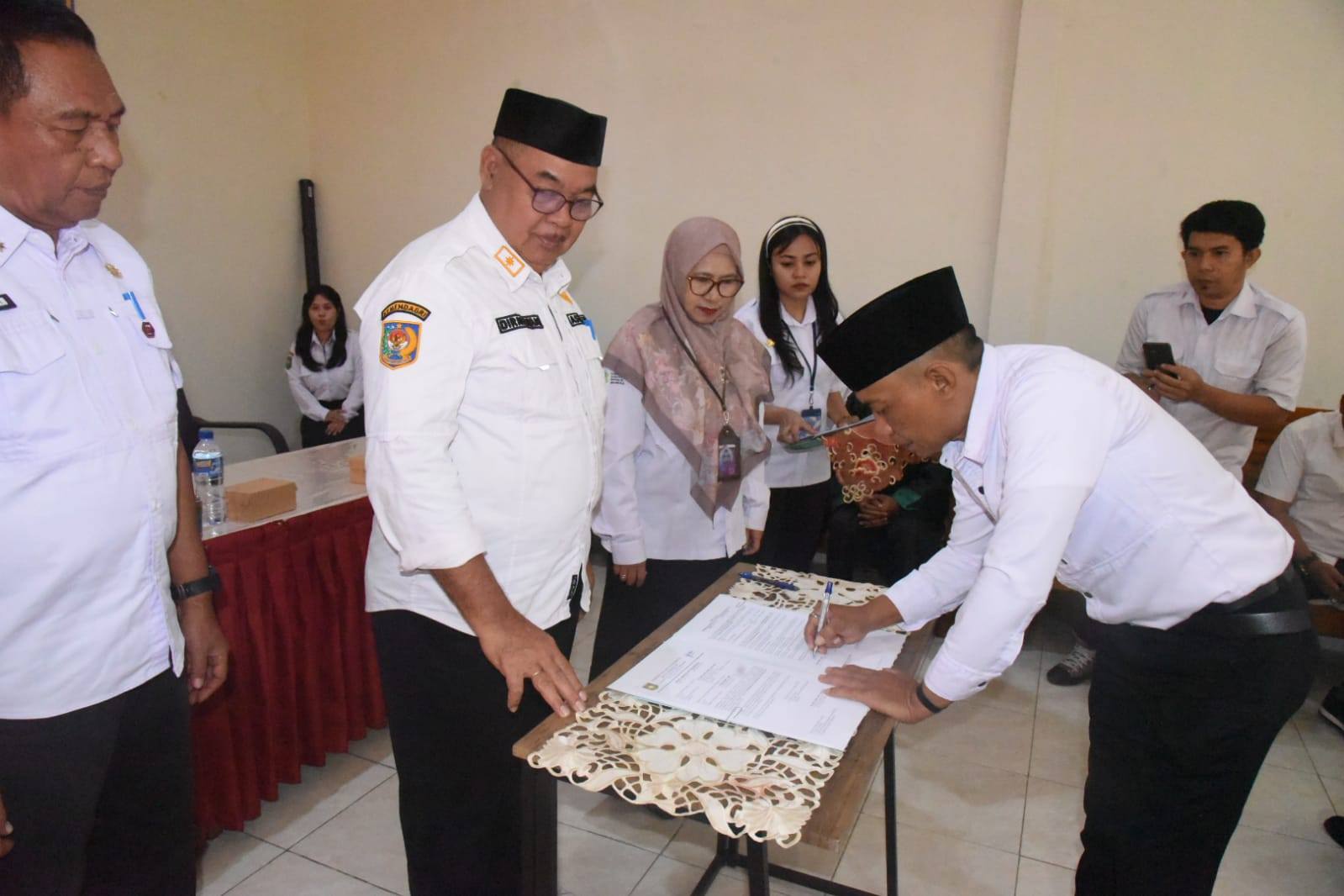 Asisten Administrasi Umum Lantik Pejabat Fungsional Lingkup Dinas Kesehatan Sumbawa