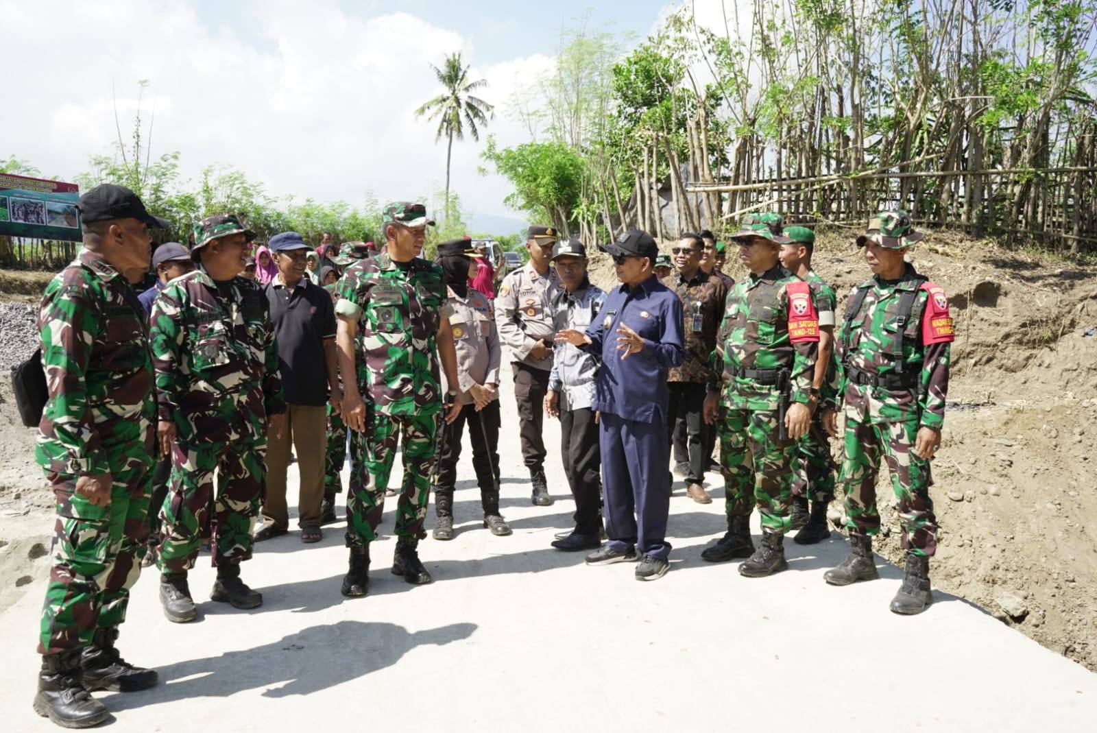 Wakil Bupati Sumbawa Hadiri Penutupan TMMD ke-125 di Desa Kalabeso