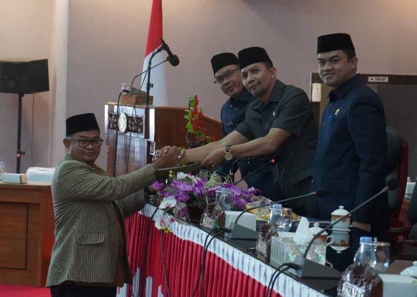 Sekda Sumbawa Hadiri Rapat Paripurna Pandangan Umum Fraksi DPRD Terkait 2 Ranperda Tahun 2025