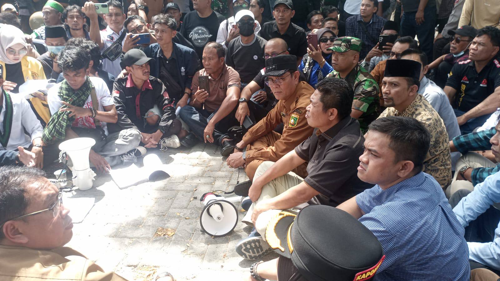 Bupati Sumbawa Temui Demonstran, Pilih Duduk Bersama dan Mendengar Aspirasi Warga