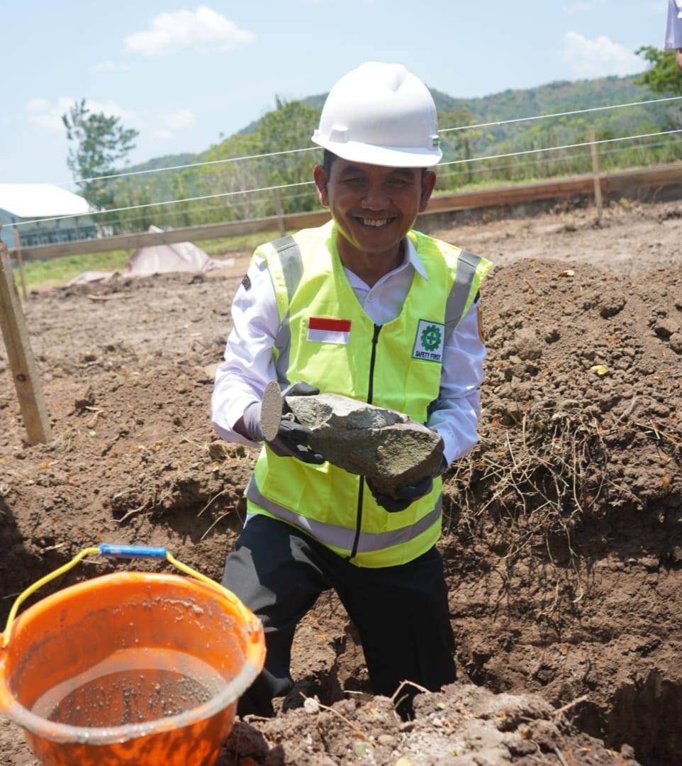 Wakil Bupati Sumbawa Letakkan Batu Pertama Pembangunan Asrama Siswa SMKN 1 Alas: Wujud Kepedulian Dunia Usaha untuk Pendidikan Vokas