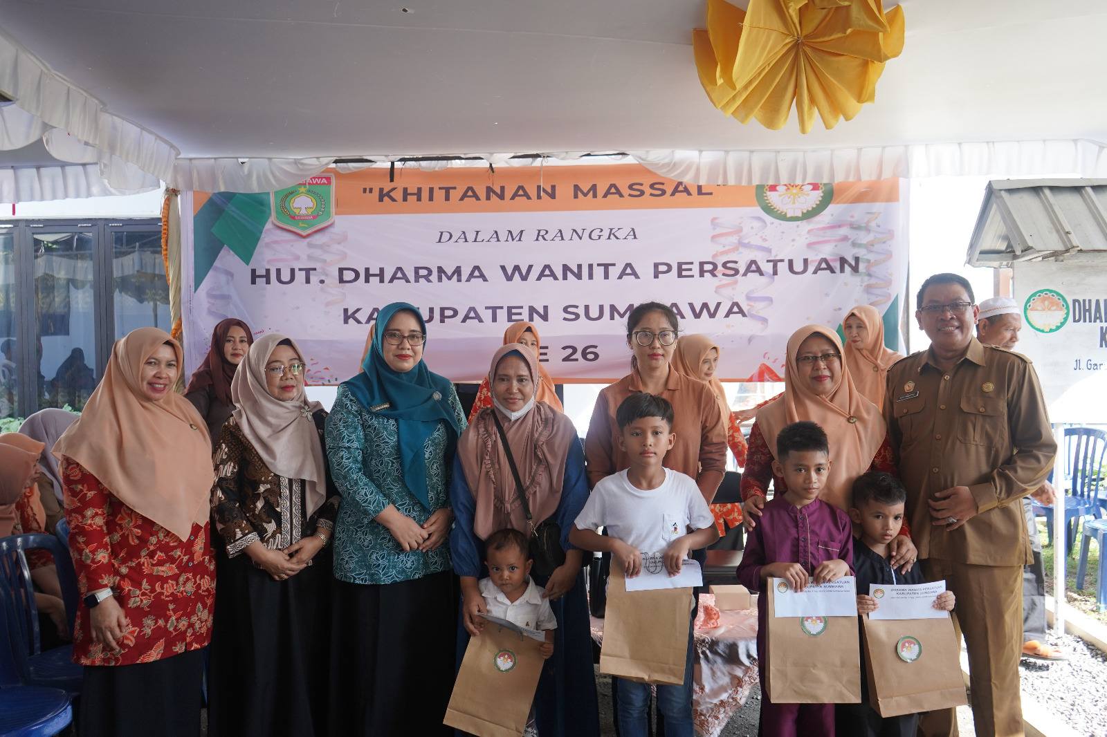 Dharma Wanita Persatuan Kabupaten Sumbawa Gelar Khitan Massal dalam Rangka HUT ke-26