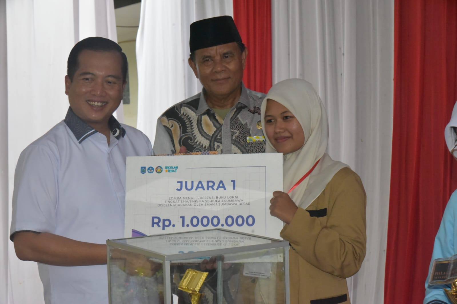 Gubernur NTB dan Bupati Sumbawa Tutup Lomba Resensi Buku Lokal dan Resmikan Perpustakaan Berbasis Riset di SMA Negeri 1 Sumbawa