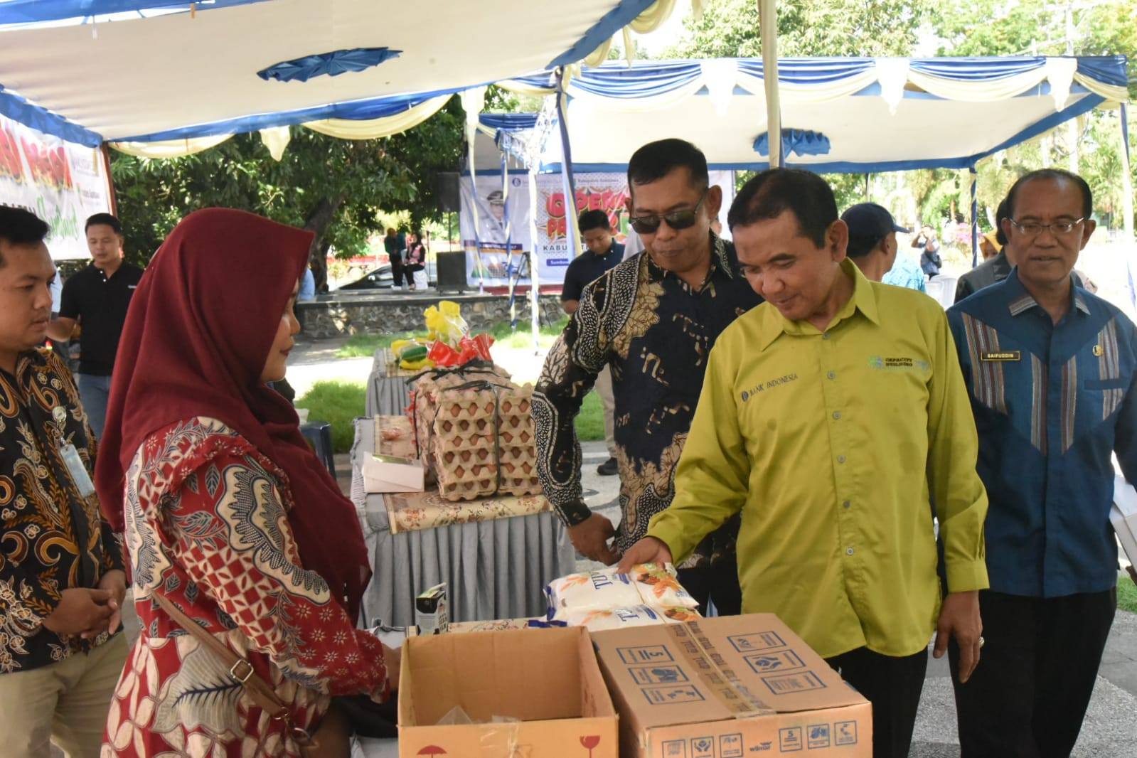 Wabup Sumbawa Buka Operasi Pasar Murah, Kolaborasi BI, Bulog, dan TPID untuk Kendalikan Inflasi Daerah