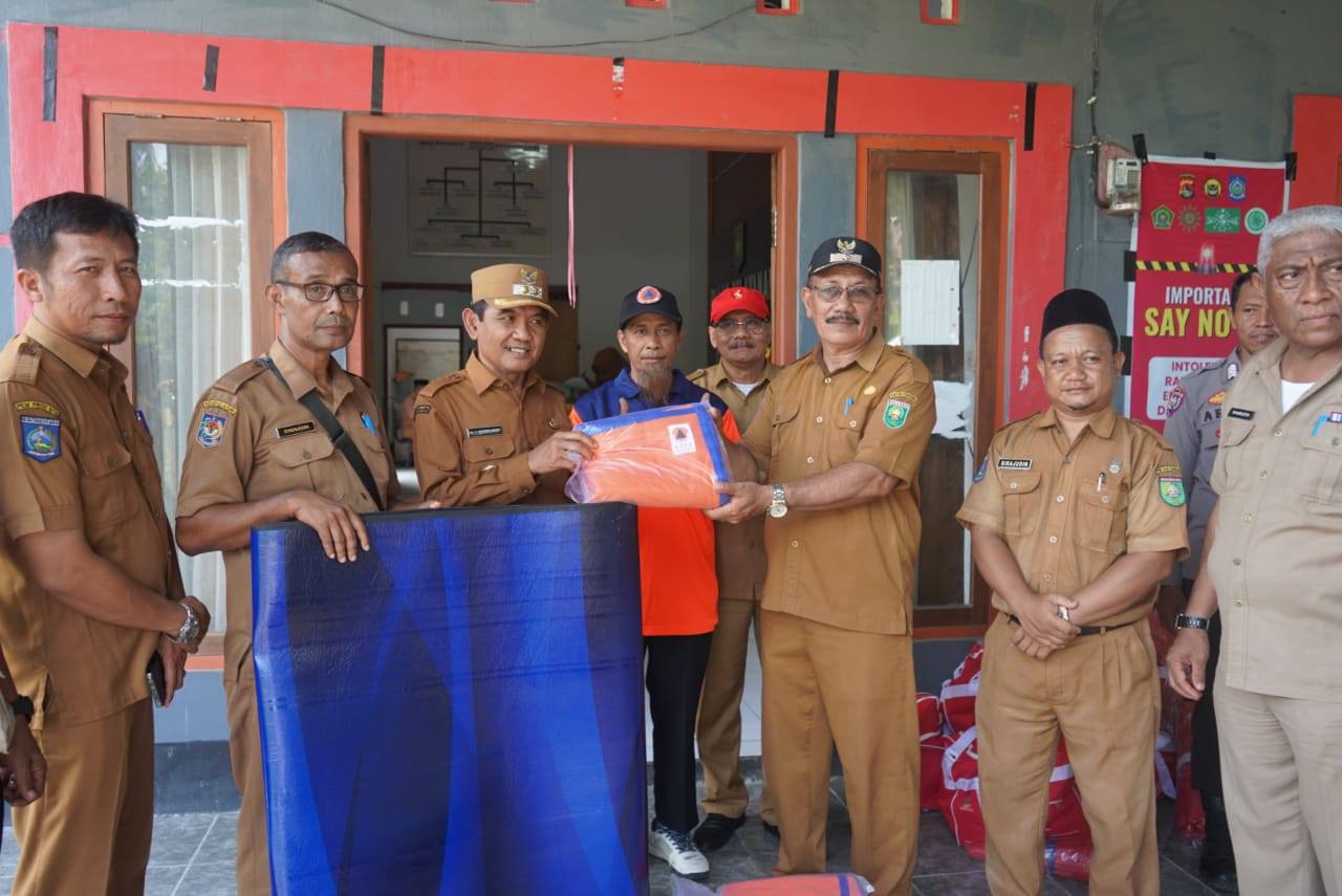 Wakil Bupati Sumbawa Salurkan Bantuan untuk Korban Bencana di Lempeh dan Berora