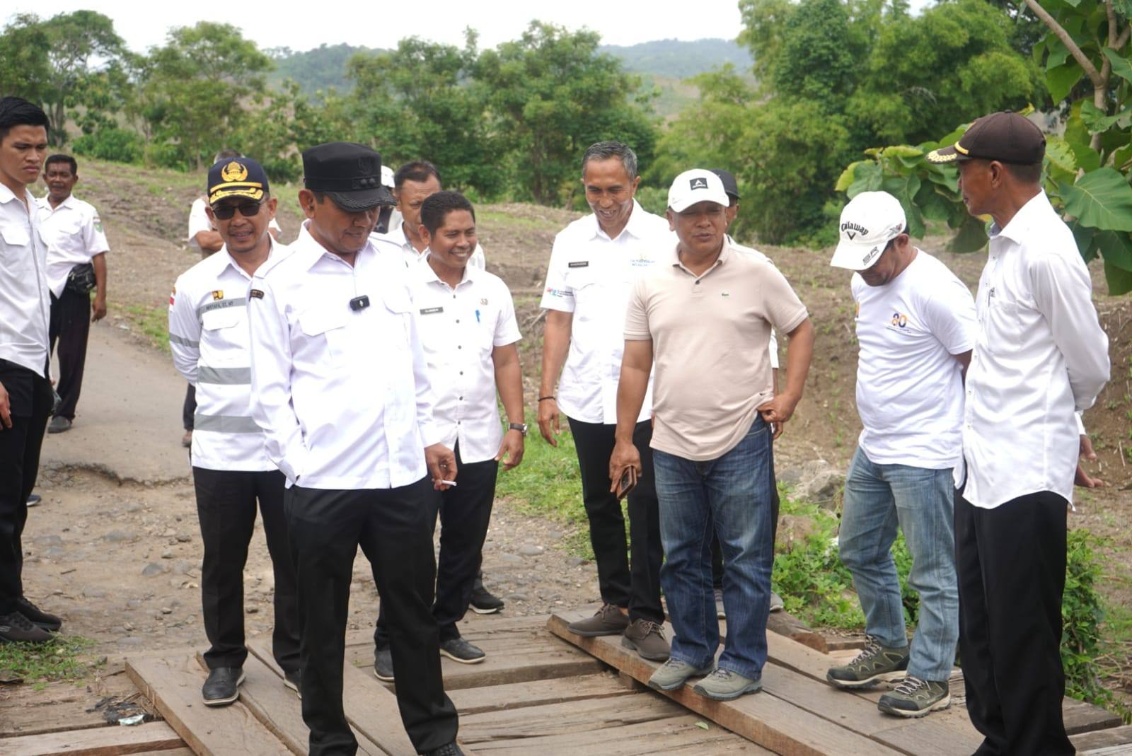 Pemkab Sumbawa Tinjau Kerusakan Jembatan di Prode SP1 Plampang, Pastikan Kelancaran Distribusi Hasil Panen