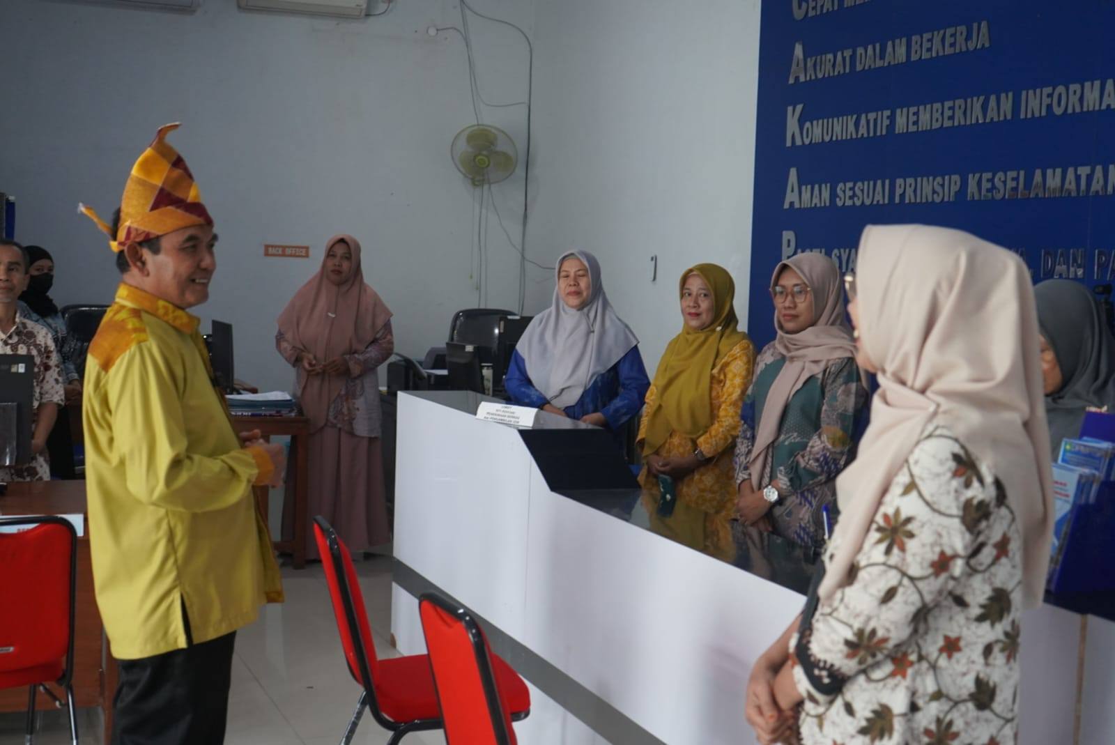 Wakil Bupati Sumbawa Lakukan Sidak ke Dukcapil dan DPMPTSP, Tekankan Disiplin dan Kualitas Pelayanan Publik