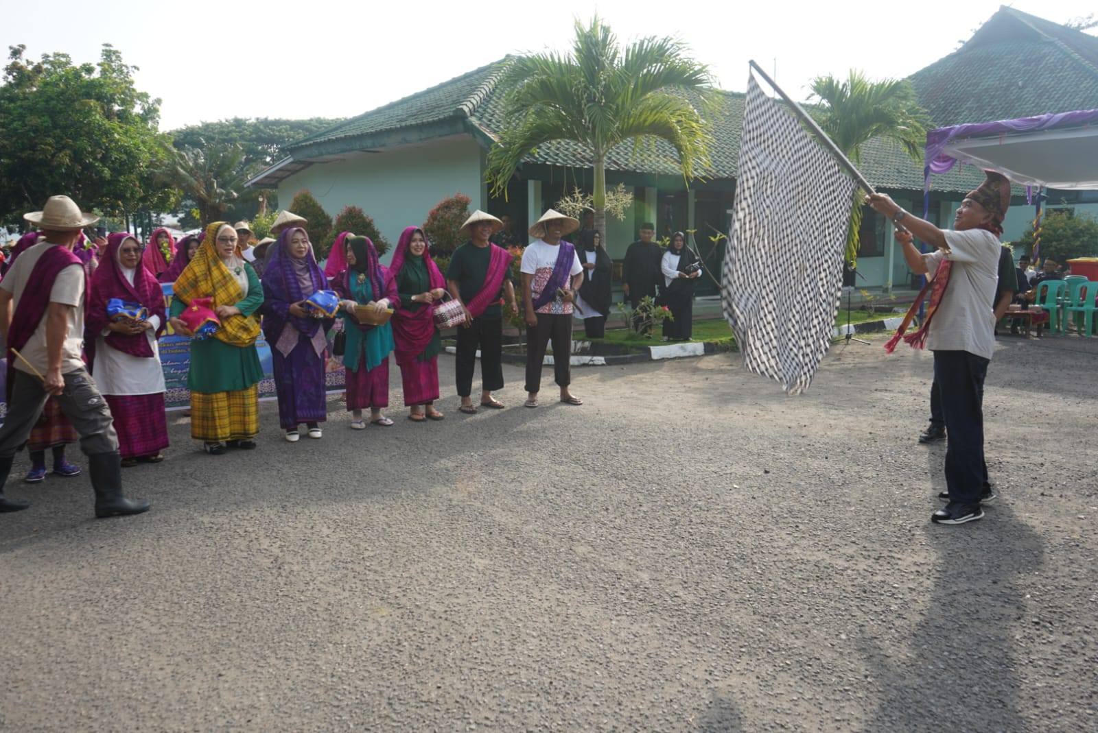 Wakil Bupati Sumbawa Lepas Pawai Budaya HUT ke-67, Tegaskan Sumbawa Miniatur Indonesia