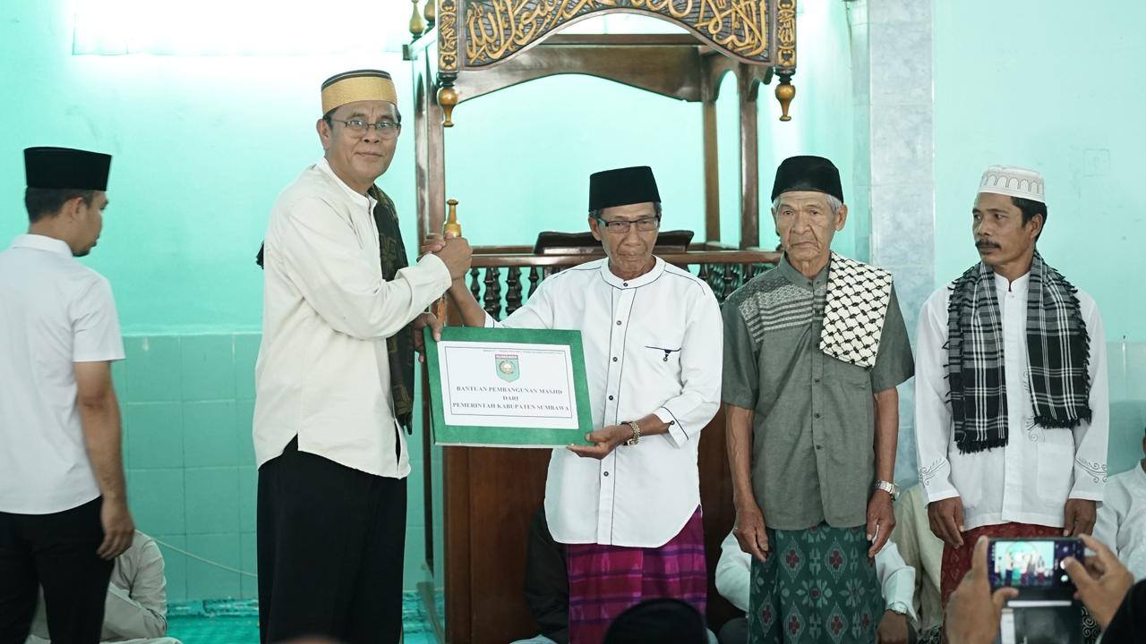 Safari Ramadhan di Moyo Hulu, Bupati Sumbawa Serahkan Bantuan Pembangunan Masjid dan Sembako