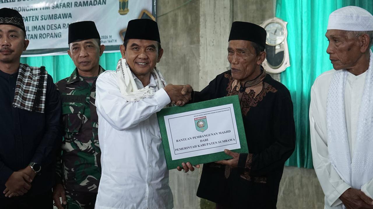 Safari Ramadhan di Ropang, Wakil Bupati Sumbawa Serap Aspirasi dan Serahkan Bantuan untuk Masyarakat