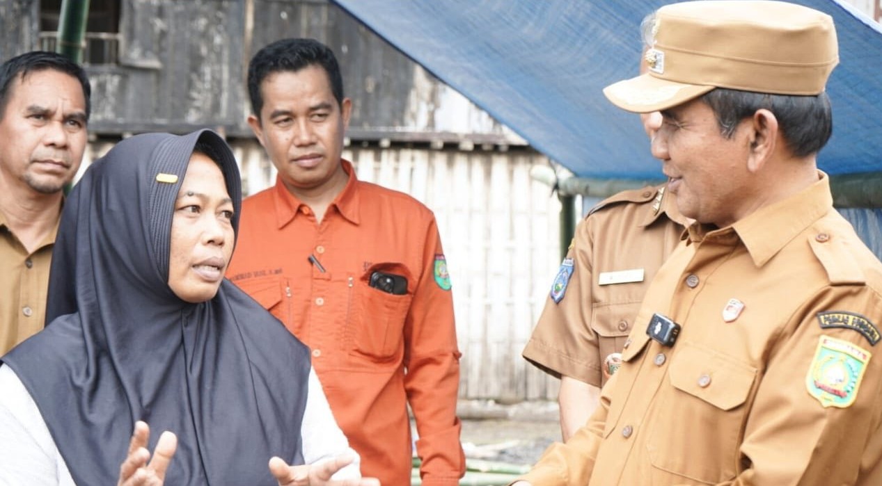 Wabup Sumbawa Tinjau Korban Kebakaran di Desa Ngeru, Serahkan Bantuan dan Dorong Penanganan Cepat