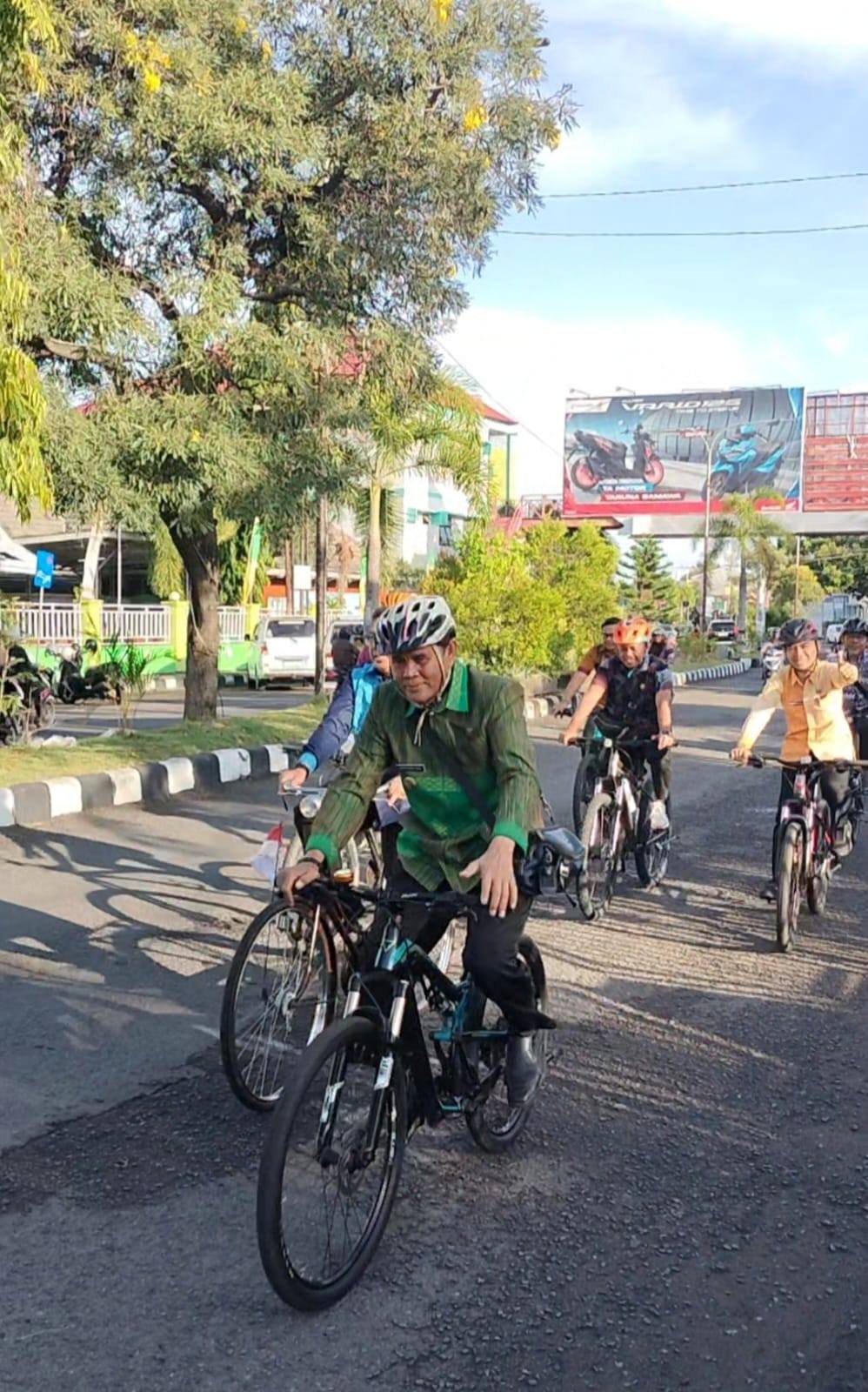 Satu Kayuhan, Sejuta Makna: Bupati Sumbawa Konsisten Kampanyekan Hemat Energi