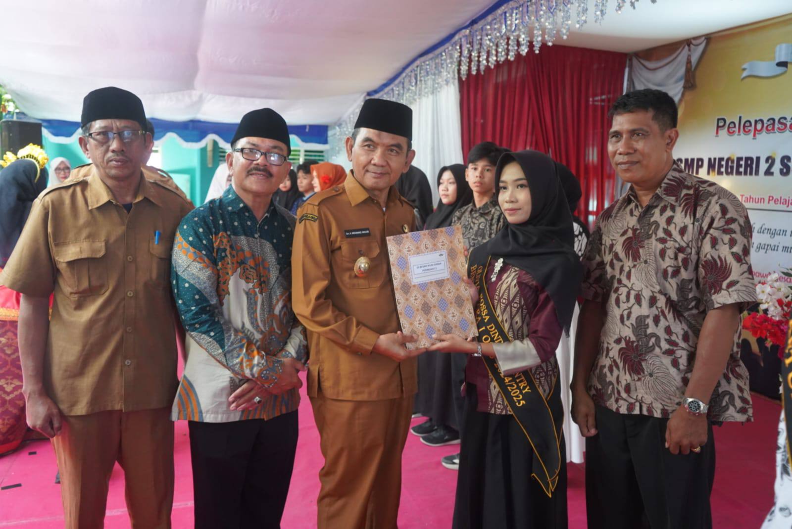 Wabup Sumbawa: Pendidikan Bukan Sekadar Lulus Sekolah, Tapi Menyiapkan Generasi Emas Berkarakter