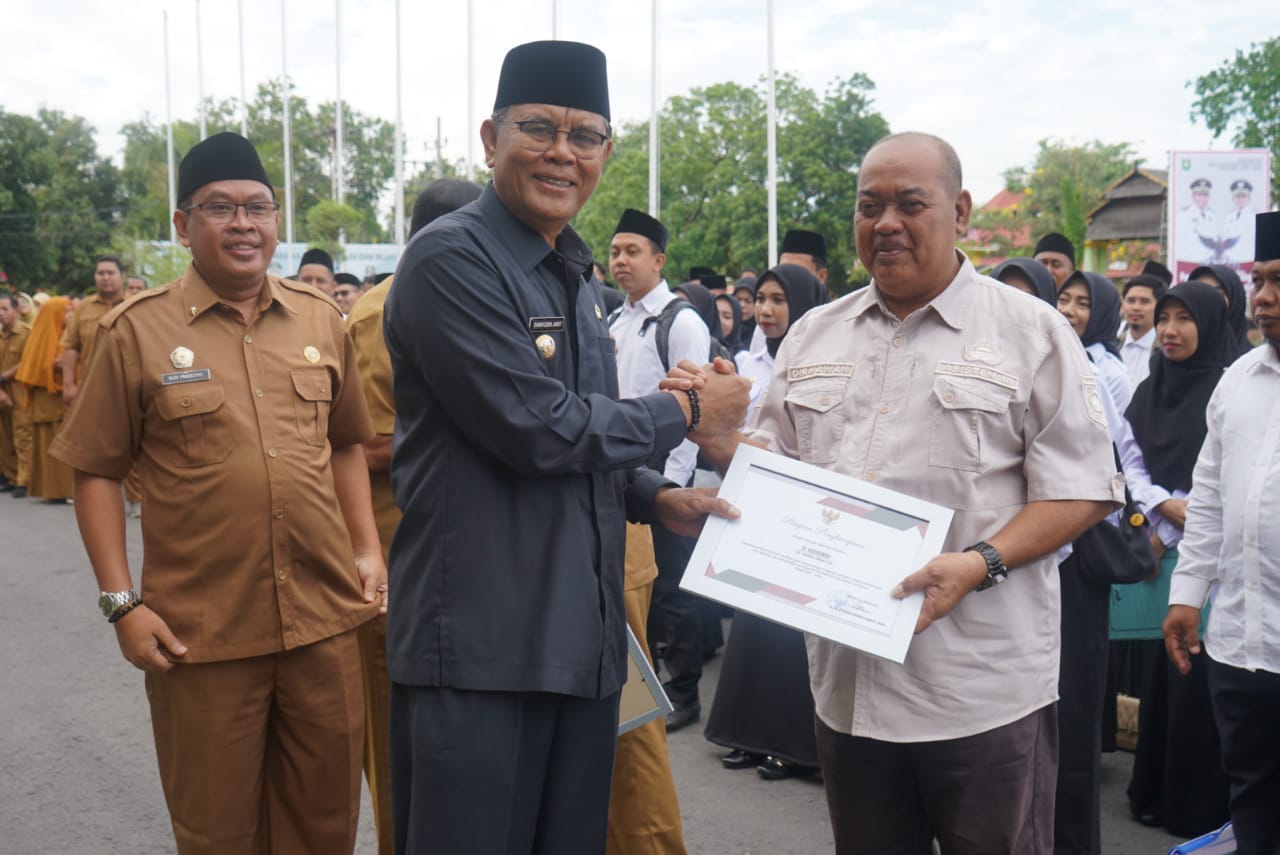 Bupati Sumbawa Serahkan SK PPPK Tahap II dan Lepas Dua Pejabat Senior yang Memasuki Purna Tugas
