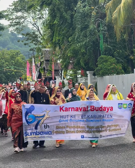 Wakil Bupati Sumbawa Lepas Karnaval Kearifan Lokal HUT ke-67, Tampilkan Kekayaan Budaya dari Seluruh Kecamatan