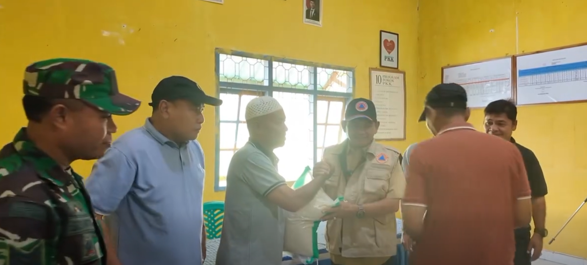 Wakil Bupati Turun Langsung Salurkan Bantuan Korban Banjir di Plampang, Pemkab Pastikan Penanganan Lanjutan