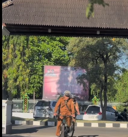 Bupati Sumbawa Konsisten “Bike to Work”, Ajak Masyarakat Hemat Energi dan Jaga Lingkungan