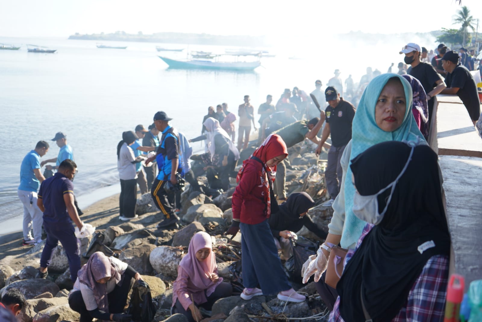 ASN Pemkab Sumbawa Gelar Gotong Royong Serentak, Wujud Kepedulian terhadap Lingkungan