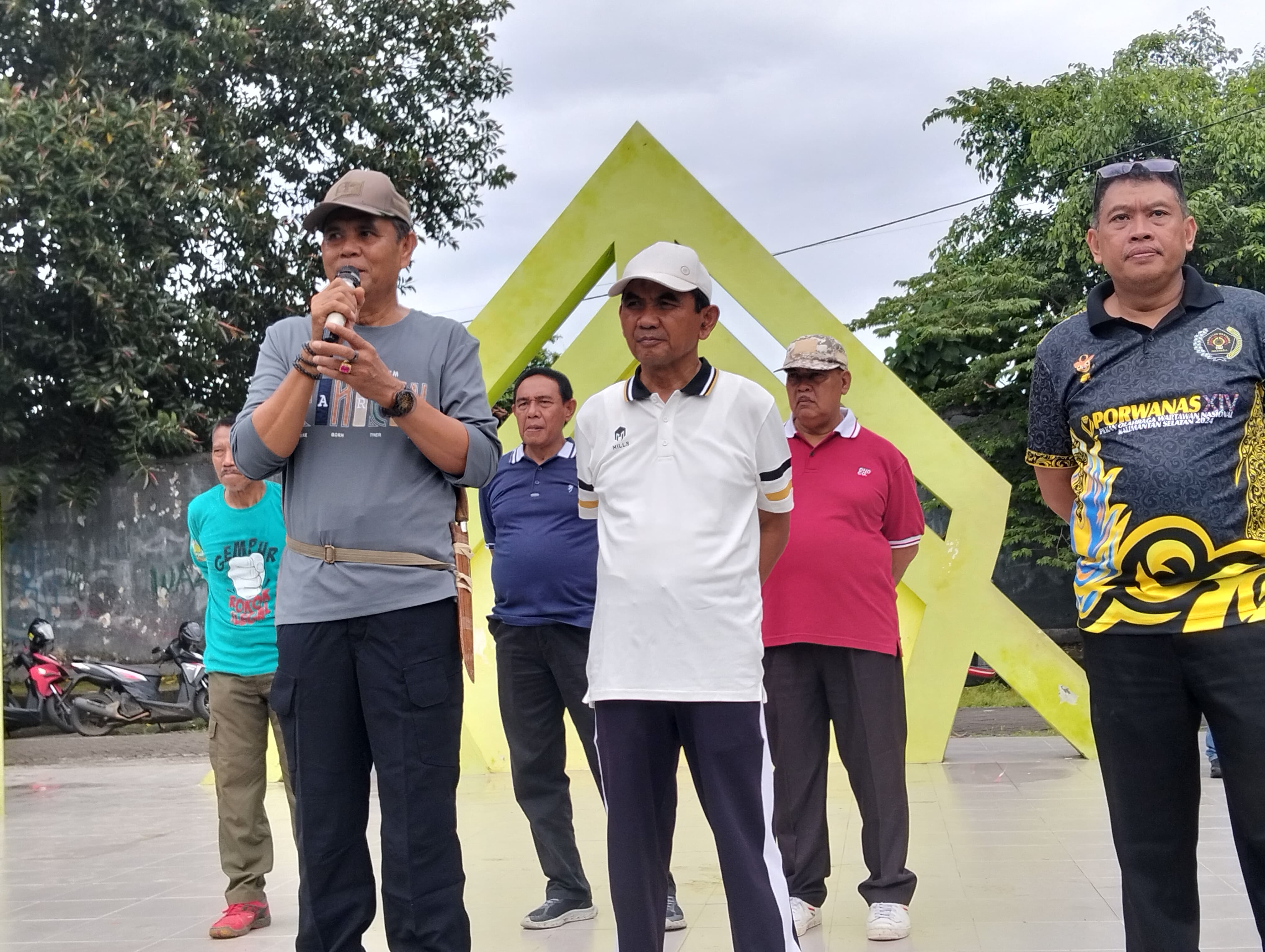 Bupati dan Wakil Bupati Sumbawa Pimpin Gotong Royong Bersihkan Lapangan Pahlawan