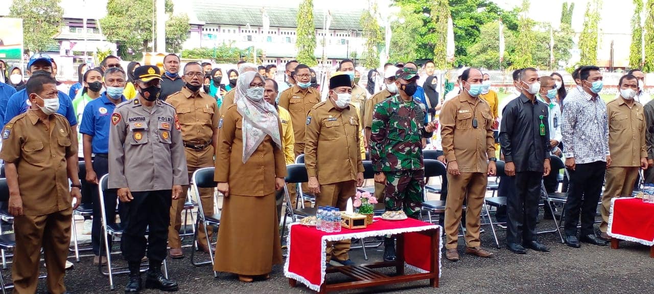 PENYAMBUTAN DAN PENYERAHAN REWARD KEPADA ATLIT PERAIH  MEDALI PADA PON XX PAPUA DILAKSANAKAN DI DEPAN KANTOR BUPATI SUMBAWA
