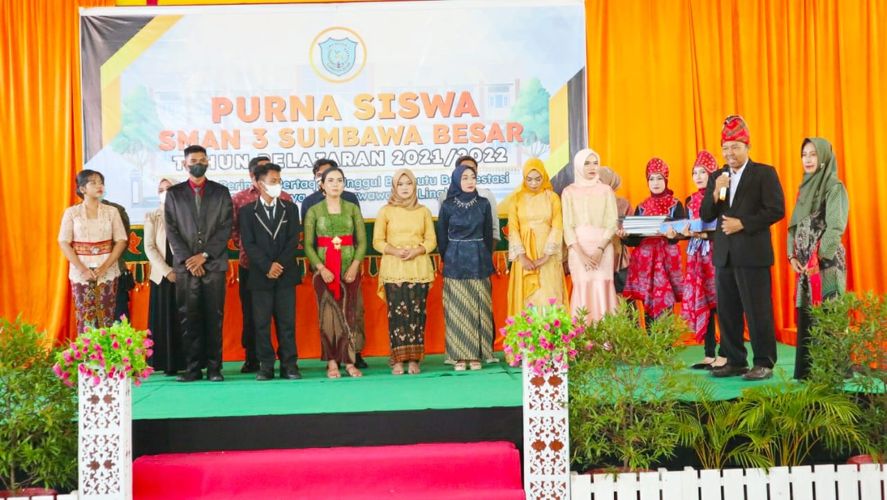 Bupati Sumbawa Hadiri Purna Siswa SMAN 3 Sumbawa Tahun 2021/2022