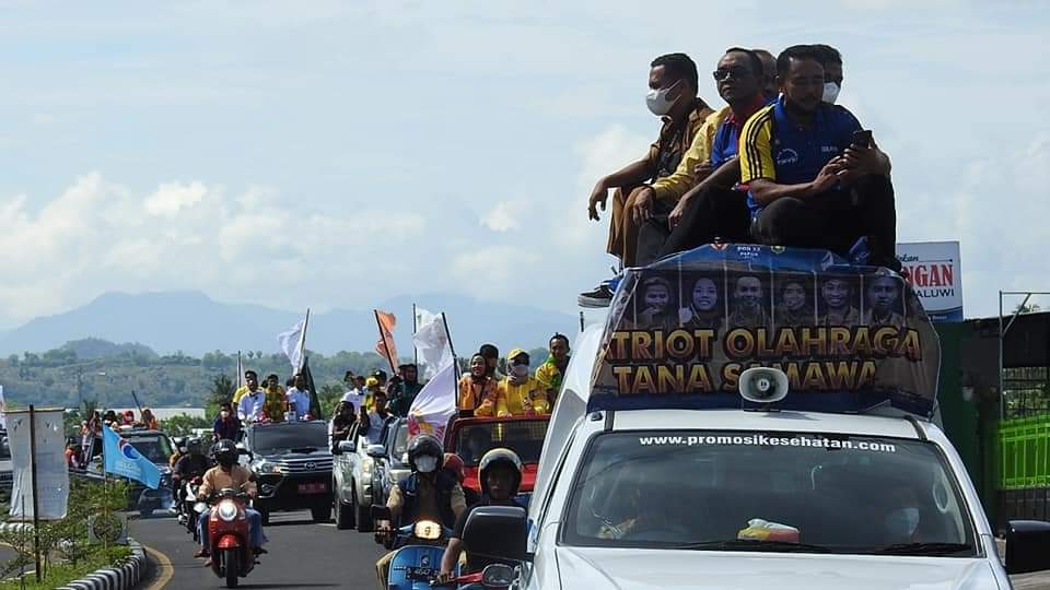 SELESAI DIBERIKAN REWARD, PARA ATLIT PERAIH MEDALI PADA PON XX PAPUA, DILAKUKAN ARAK-ARAKAN DALAM KOTA SUMAWA BESAR