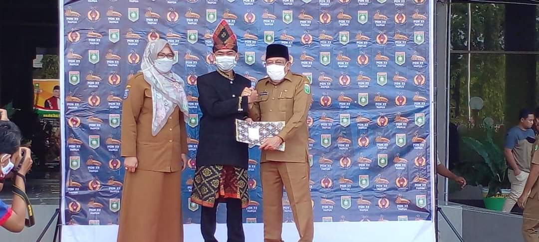 BERHASIL MENGUKIR PRETASI PADA PON XX PAPUA, BUPATI DAN WAKIL BUPATI SUMBAWA BERIKAN BONUS PADA ATLIT 